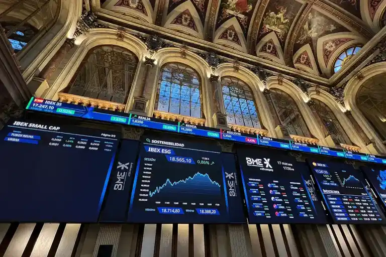 Imagen 1 de El Ibex ve peligrar los 17.000 con el petróleo y la Fed