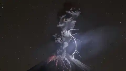 Imagen 1 de Físicos explican cómo volcanes generan rayos en nubes