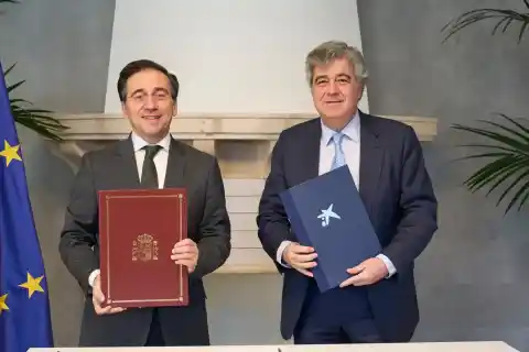 Imagen 1 de Albares y la Caixa firman acuerdo para llevar arte español
