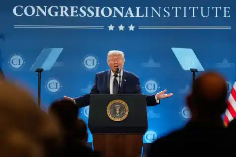 Imagen 1 de Trump suspende sanciones petroleras para bajar precios