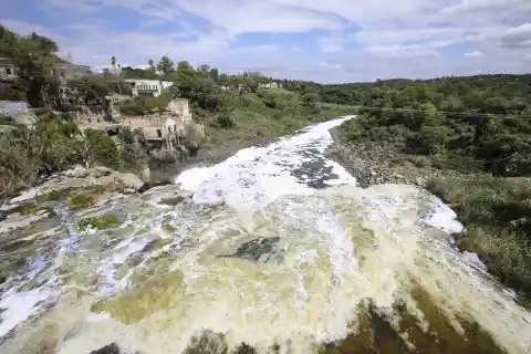 Imagen 1 de El agua que sale de la llave huele mal y está sucia: Guadalajara lleva semanas en crisis por contaminación