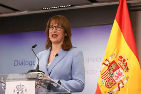 Imagen 1 de Rachel Reeves visita Madrid para alinear normativa con la UE