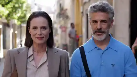 Imagen 1 de Almodóvar vuelve a retratarse en un doble 'alter ego' explorando el conflicto moral de 'vampirizar' historias en 'Amarga Navidad'