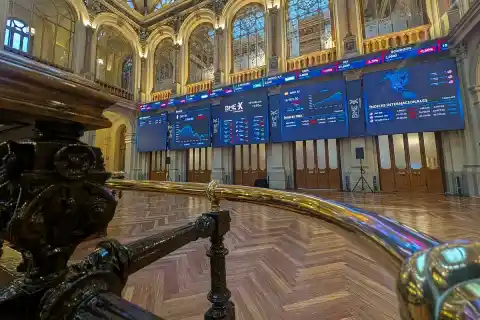 Imagen 1 de El Ibex intenta rebasar los 17.000 puntos tras estabilizarse