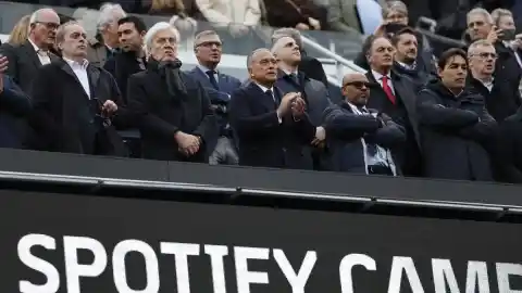 Imagen 1 de Rafa Yuste celebra la comunión del Barça ante el Atlético