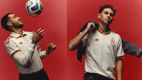 Imagen 1 de España presenta segunda equipación blanca con detalles