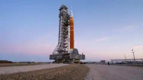 Imagen 1 de NASA traslada cohete SLS con Orion para misión Artemis II