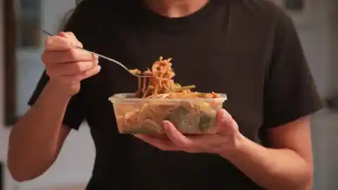 Imagen 1 de Greenpeace advierte que calentar comida en plástico libera