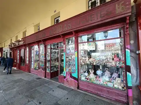 Imagen 1 de Bazar Arribas cierra tras 107 años en la plaza Mayor
