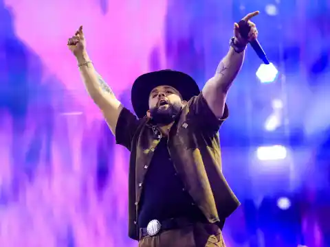 Imagen 1 de Carín León y Jelly Roll estrenan tema oficial del Mundial
