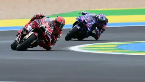 Imagen 1 de Marc Márquez, pendiente de Acosta y de la lluvia en la apertura del GP de Brasil