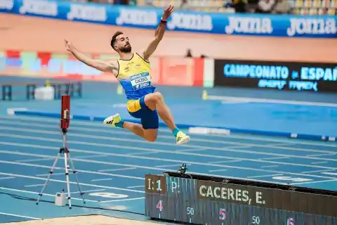 Imagen 1 de Eusebio Cáceres salta 8,19 metros tras su introspección