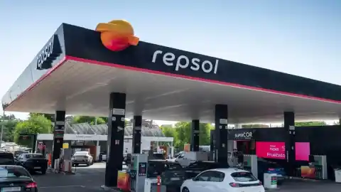 Imagen 1 de ¿Cómo ahorrar al repostar? Repsol aumenta sus descuentos hasta 40 céntimos/ litro