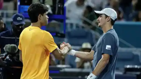 Imagen 1 de Carlos Alcaraz vence a Fonseca en dos sets en su debut