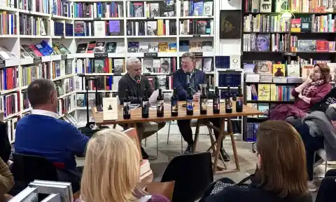 Imagen 1 de Amigos y lectores recuerdan a Fernando Delgado en Valencia
