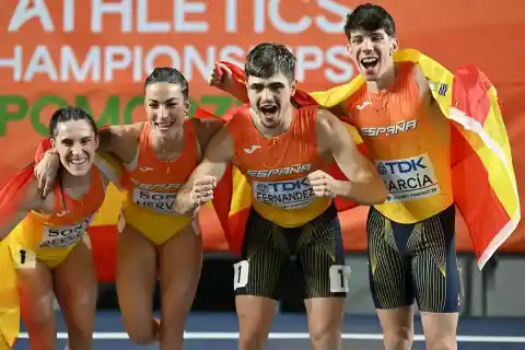 Imagen 1 de España logra una histórica plata en el estreno mundial del relevo mixto 4x400