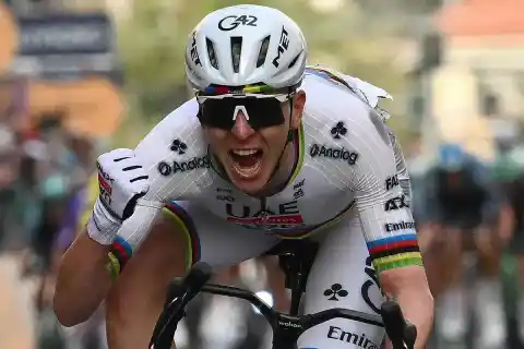Imagen 1 de Tadej Pogacar alarga su legenda y vence en la Milán-San Remo, la clásica que le obsesionaba