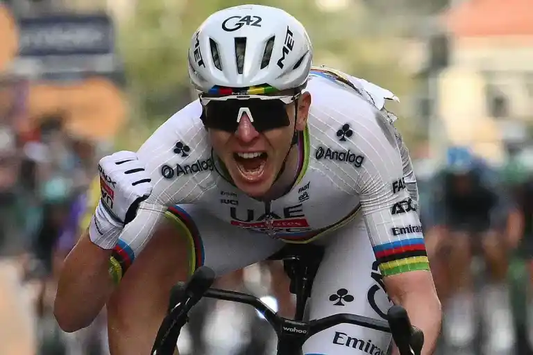 Imagen 1 de Tadej Pogacar alarga su legenda y vence en la Milán-San Remo, la clásica que le obsesionaba