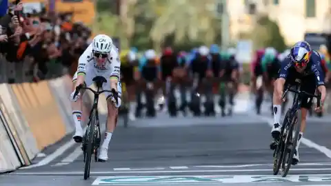 Imagen 1 de Pogacar agranda su leyenda conquistando la Milán-Sanremo, su obsesión más esquiva