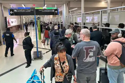 Imagen 1 de Trump amenaza con enviar a agentes migratorios a controlar la seguridad en los aeropuertos por el cierre presupuestario