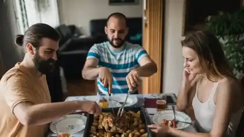 Imagen 1 de Jesús Porta-Etessam advierte que comer frente a pantallas