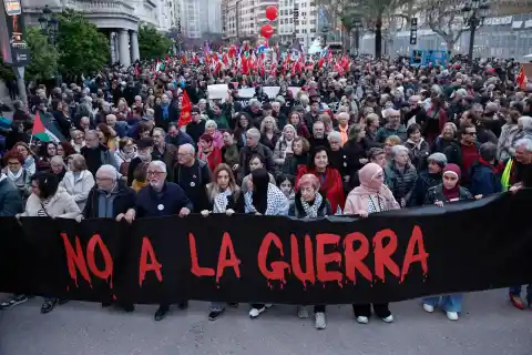 Imagen 1 de Miles protestan en Valencia contra la guerra
