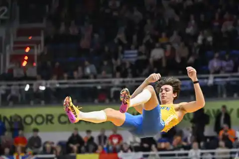 Imagen 1 de Mondo Duplantis supera rival en Mundial de Torun con pértiga