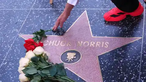 Imagen 1 de Chuck Norris falleció repentinamente y sus amigos de acción