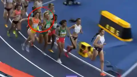 Imagen 1 de El 'enganchón' que le costó a Marta García la descalificación en la final de los 3.000 metros de los Mundiales de Atletismo