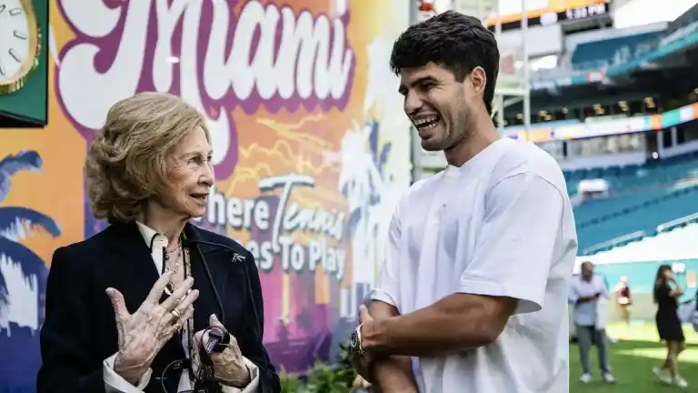 Imagen 1 de Carlos Alcaraz recibe a la reina Sofía en Miami Open