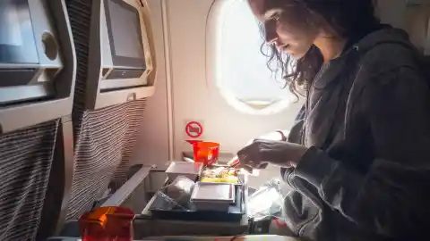 Imagen 1 de Las comidas y 'snacks' que debes evitar si vas a subir a un avión, según un experto en viajes