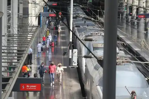 Imagen 1 de Una avería en Alcalá de Henarés provoca limitaciones de velocidad en varios trenes, con retrasos de 50 minutos en el AVE Barcelona-Madrid