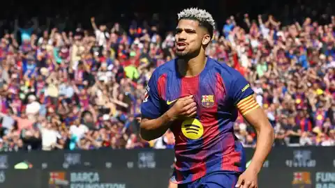 Imagen 1 de Araujo y Joan García salvan los muebles de un Barça que sufre para ganar al Rayo Vallecano