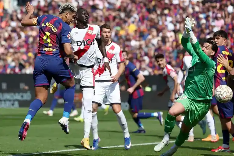 Imagen 1 de El Barça evita el sofoco ante el Rayo con un gol de Araujo y agarrado a Joan Garcia