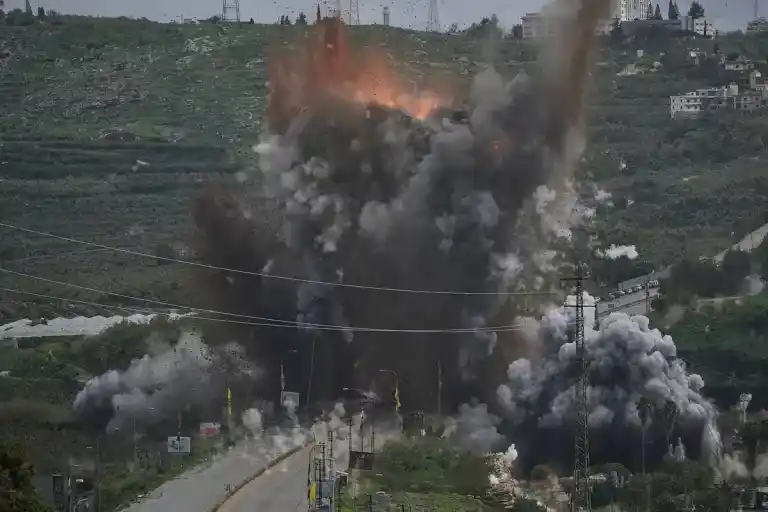 Imagen 1 de El presidente libanés avisa de la posible invasión terrestre israelí tras el bombardeo de la principal autopista de Tiro