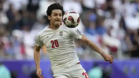 Imagen 1 de Irán expulsa a su máximo goleador Azmoun por foto con emir