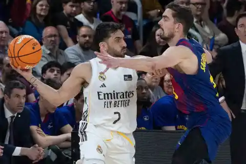 Imagen 1 de El Real Madrid se desata en el segundo cuarto y desmorona al Barça en el 'Clásico' de la ACB