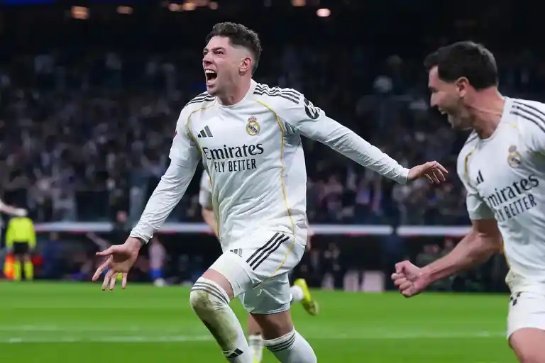 Imagen 1 de La fe del Madrid que personifica Valverde, poseído y expulsado, decide un derbi de explosiones