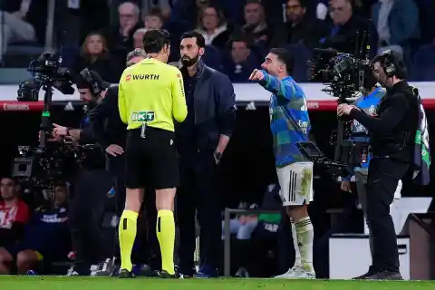 Imagen 1 de Una roja y varias cuentas pendientes entre Valverde y Baena: "Luego la vas a ver"
