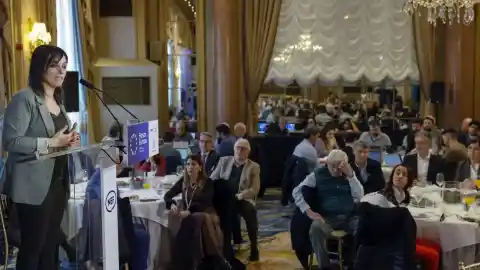 Imagen 1 de Sílvia Orriols presenta a Èric Esteban como alcalde