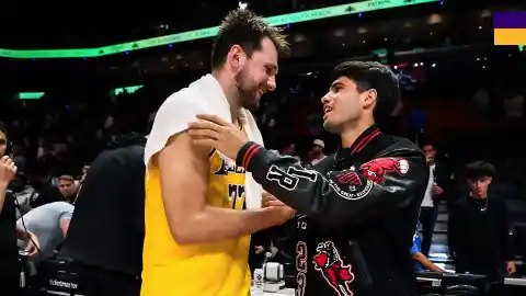 Imagen 1 de Luka Doncic y Carlos Alcaraz saludan en Miami