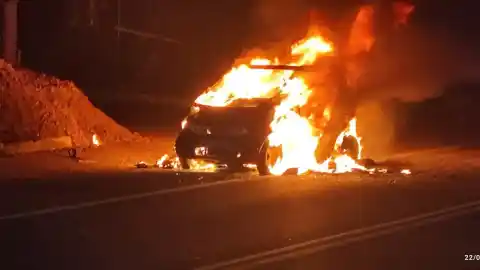 Imagen 1 de Conductor se salva al abandonar su Smart calcinado