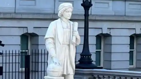 Imagen 1 de Trump erige en la Casa Blanca réplica de estatua de Colón
