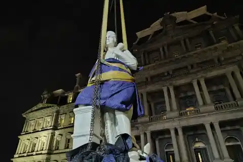 Imagen 1 de Donald Trump erige estatua de Colón en Casa Blanca