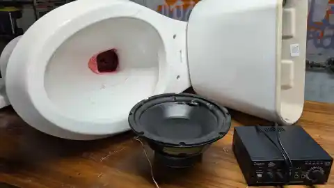 Imagen 1 de Un 'streamer' convierte un váter en un altavoz funcional: "Es horrendo, me encanta"