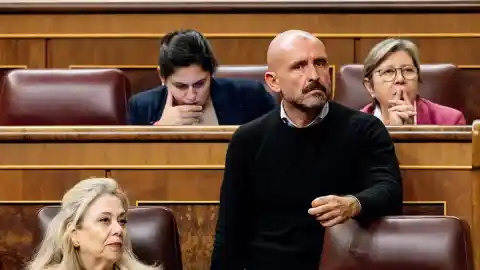 Imagen 1 de Este es el dinero (público) que cobra Jaime de los Santos, el diputado del PP que acusa a los de Sumar de "no asearse"