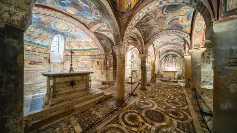 Imagen 1 de Olvídate de Roma: la 'Ciudad de los Papas' con la Capilla Sixtina del Medievo y uno de los murales más fascinantes