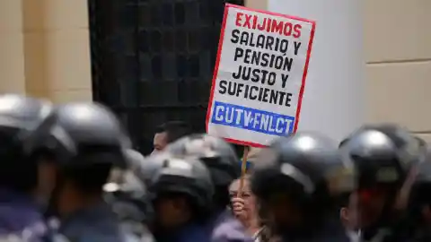 Imagen 1 de Sindicatos venezolanos marchan por aumento salarial de 0,24