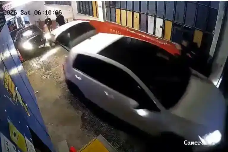 Imagen 1 de Detenido un conductor ebrio y drogado por embestir a varios coches y atropellar a un joven tras una reyerta en la puerta de una discoteca de La Latina