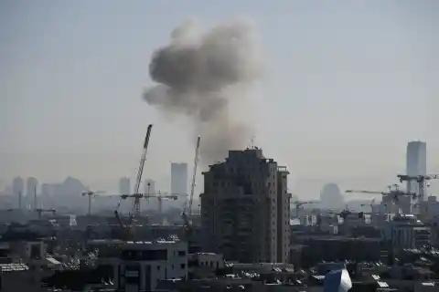Imagen 1 de Última hora del ataque de Estados Unidos e Israel contra Irán, en directo | Las dudas sobre la desescalada en Oriente Próximo vuelven a colocar el petróleo por encima de los 100 dólares
